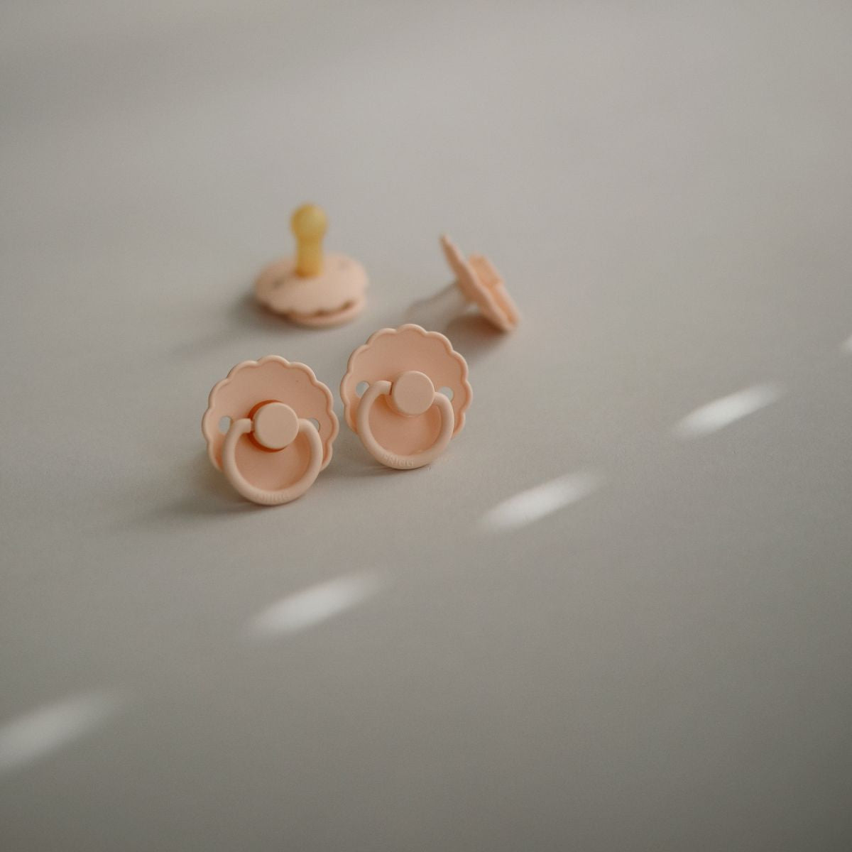 FRIGG Daisy Pacifier 4 Pack Latex 6-18 months Pink Cream